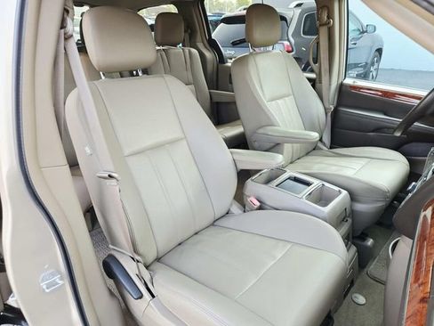 Used 2015 Chrysler Town & Country Touring FWD image 15