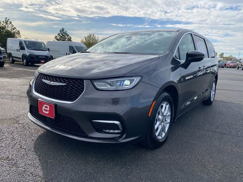 Used 2023 Chrysler Pacifica Touring-L image 3