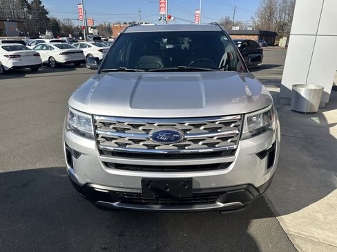 Used 2018 Ford Explorer XLT w/ Equipment Group 202A image 3