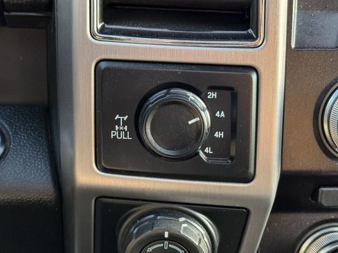 Used 2018 Ford F150 Platinum w/ Equipment Group 701A Luxury image 32