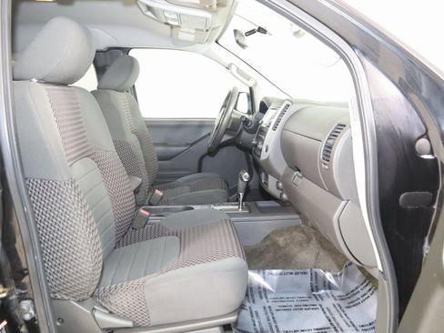 Used 2015 Nissan Frontier SV image 9