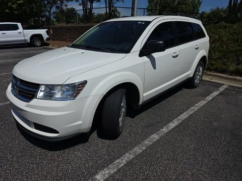 Used 2020 Dodge Journey SE FWD image 1