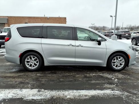 Used 2023 Chrysler Voyager LX image 8