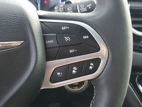 Used 2025 Chrysler Pacifica Select image 17