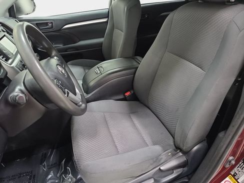 Used 2019 Toyota Highlander LE AWD/4WD image 13