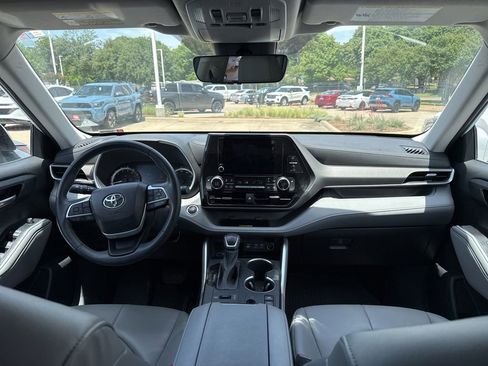 Used 2023 Toyota Highlander XLE AWD/4WD image 11