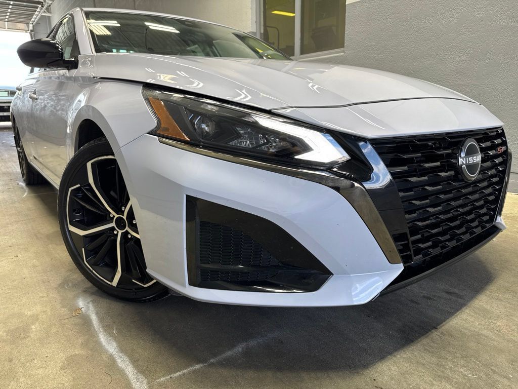Used 2024 Nissan Altima 2.5 SR FWD image 2