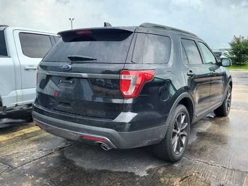 Used 2017 Ford Explorer XLT w/ Equipment Group 202A FWD image 4