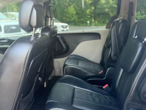 Used 2014 Chrysler Town & Country Touring-L w/ Driver Convenience Group FWD image 15