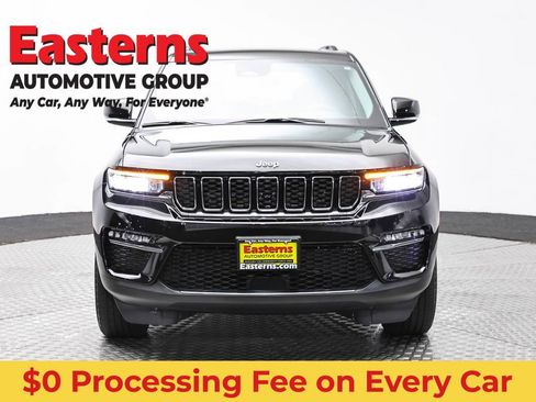 Used 2023 Jeep Grand Cherokee 4WD 4xe image 2