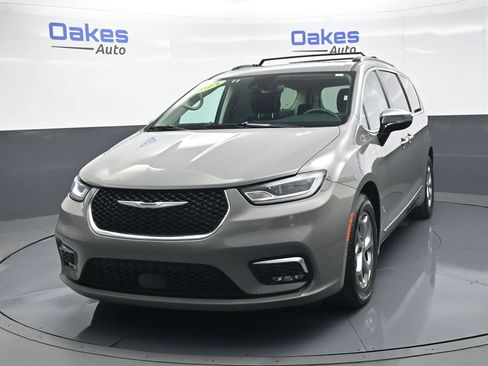 Used 2023 Chrysler Pacifica Limited image 4