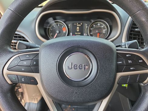Used 2018 Jeep Cherokee Latitude FWD image 23
