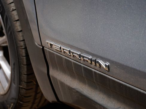 Used 2024 GMC Terrain SLT image 8