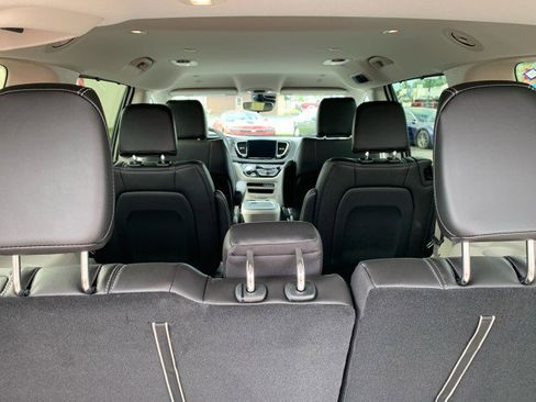 Used 2024 Chrysler Pacifica Touring-L AWD/4WD image 26