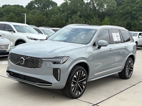 New 2025 Volvo XC90 T8 Core image 4