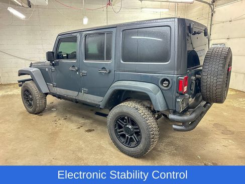 Used 2018 Jeep Wrangler Unlimited Rubicon w/ Connectivity Group AWD/4WD image 5