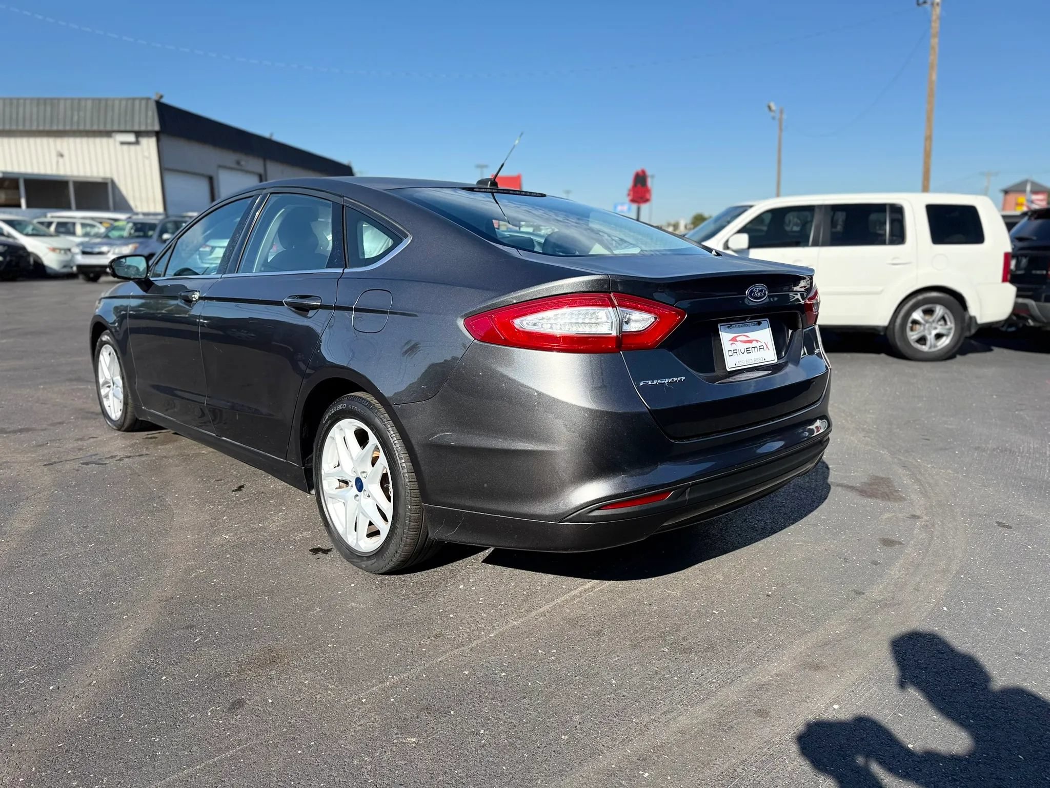 Used 2016 Ford Fusion SE FWD image 5