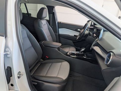 Used 2025 Chevrolet Trax LT w/ Driver Confidence Package image 15