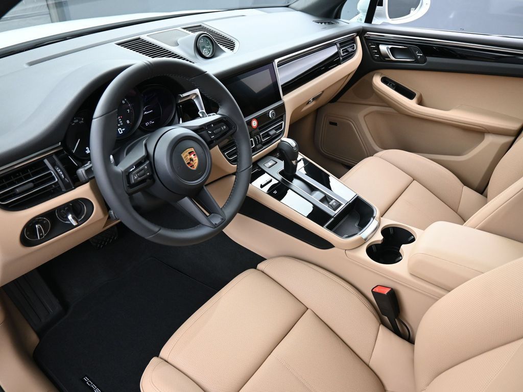 Certified 2026 Porsche Macan AWD/4WD image 4