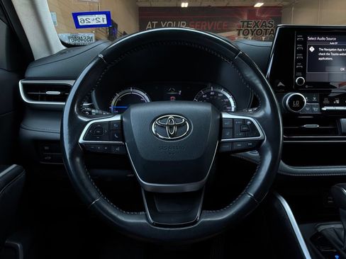 Used 2022 Toyota Highlander LE AWD/4WD image 35
