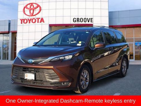 Used 2024 Toyota Sienna LE FWD image 1