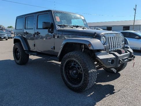 Used 2018 Jeep Wrangler Unlimited Sahara AWD/4WD image 2
