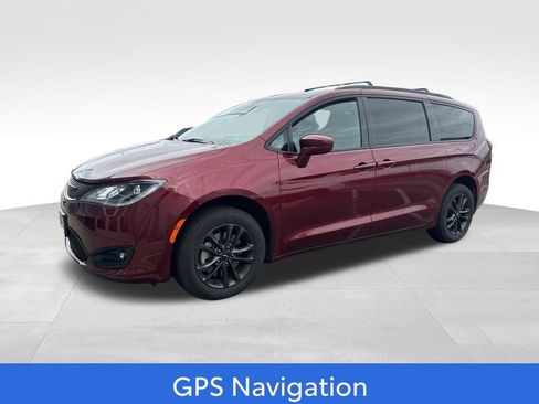 Used 2020 Chrysler Pacifica Touring-L w/ Premium Audio Group AWD/4WD image 2