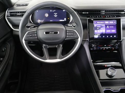 Used 2025 Jeep Grand Cherokee Laredo X RWD image 18