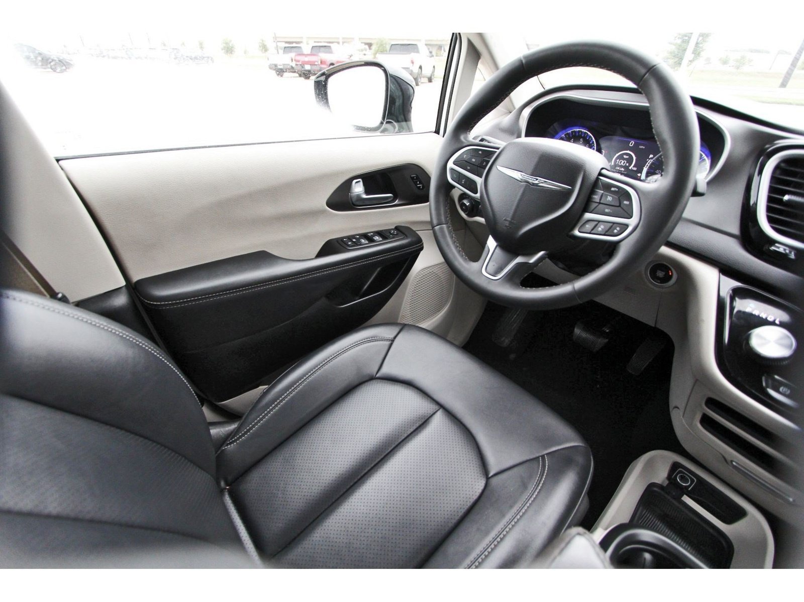 Used 2024 Chrysler Pacifica Touring-L FWD image 9