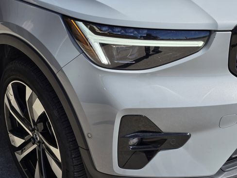 Used 2024 Volvo XC40 B5 Ultimate w/ Protection Package Premier image 13