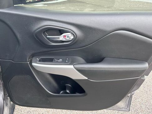 Used 2018 Jeep Cherokee Latitude Plus w/ Comfort/Convenience Group image 20