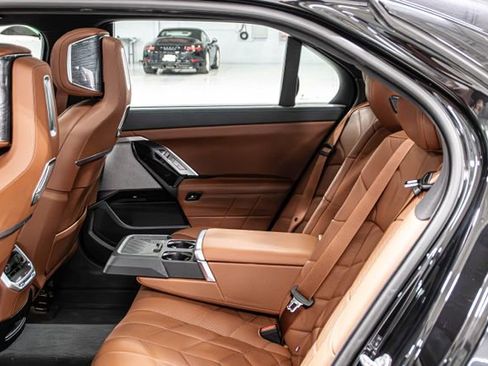 Used 2023 BMW 760i xDrive w/ Parking Assistance Package image 17