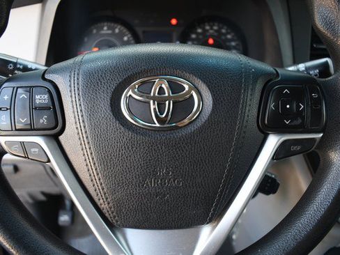 Used 2015 Toyota Sienna LE FWD image 31