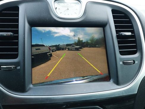 Used 2019 Chrysler 300 Touring image 9