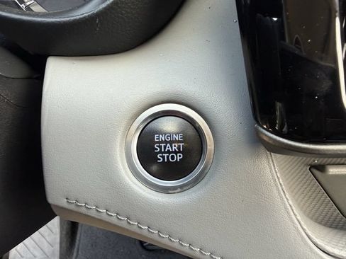 Used 2021 Toyota Highlander XLE FWD image 25