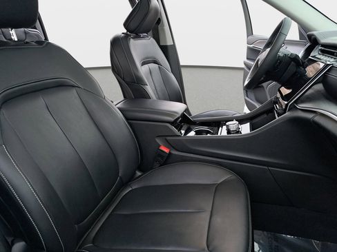 Certified 2023 Jeep Grand Cherokee L Limited image 11