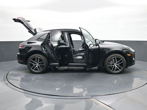 Certified 2025 Porsche Macan AWD/4WD image 34