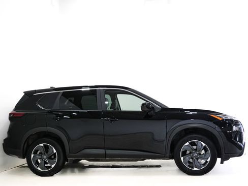 Used 2025 Nissan Rogue SV image 4