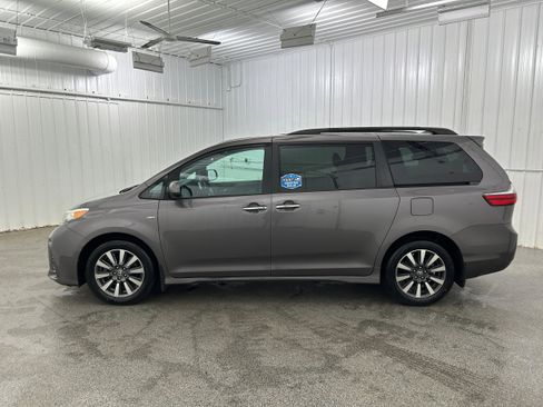 Used 2020 Toyota Sienna XLE w/ Carpet Mat Package AWD/4WD image 18