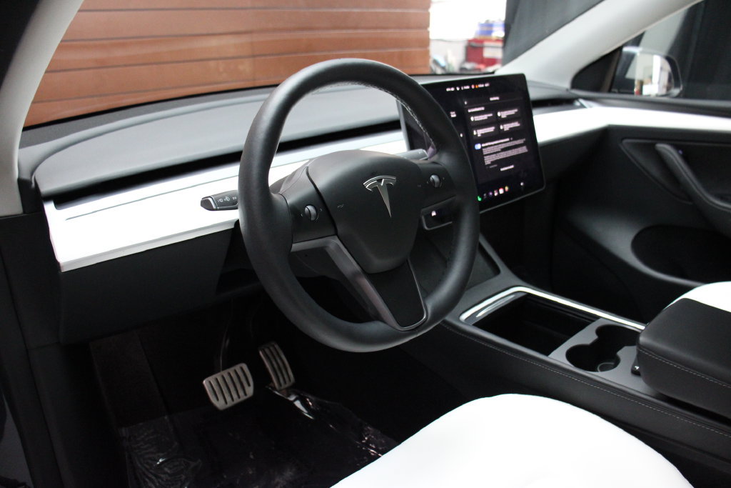 Used 2023 Tesla Model Y Performance AWD/4WD image 16