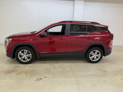 Used 2022 GMC Terrain SLE w/ Driver Convenience Package FWD image 2