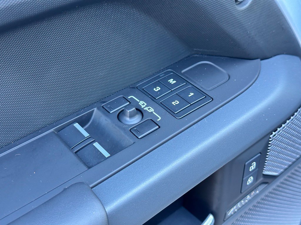 Used 2024 Land Rover Defender 90 X-Dynamic SE AWD/4WD image 15