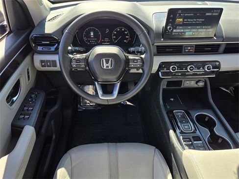 Used 2023 Honda Pilot Touring image 13