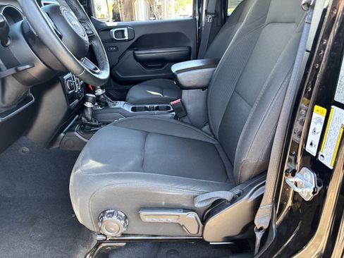 Used 2018 Jeep Wrangler Unlimited Sport S AWD/4WD image 17