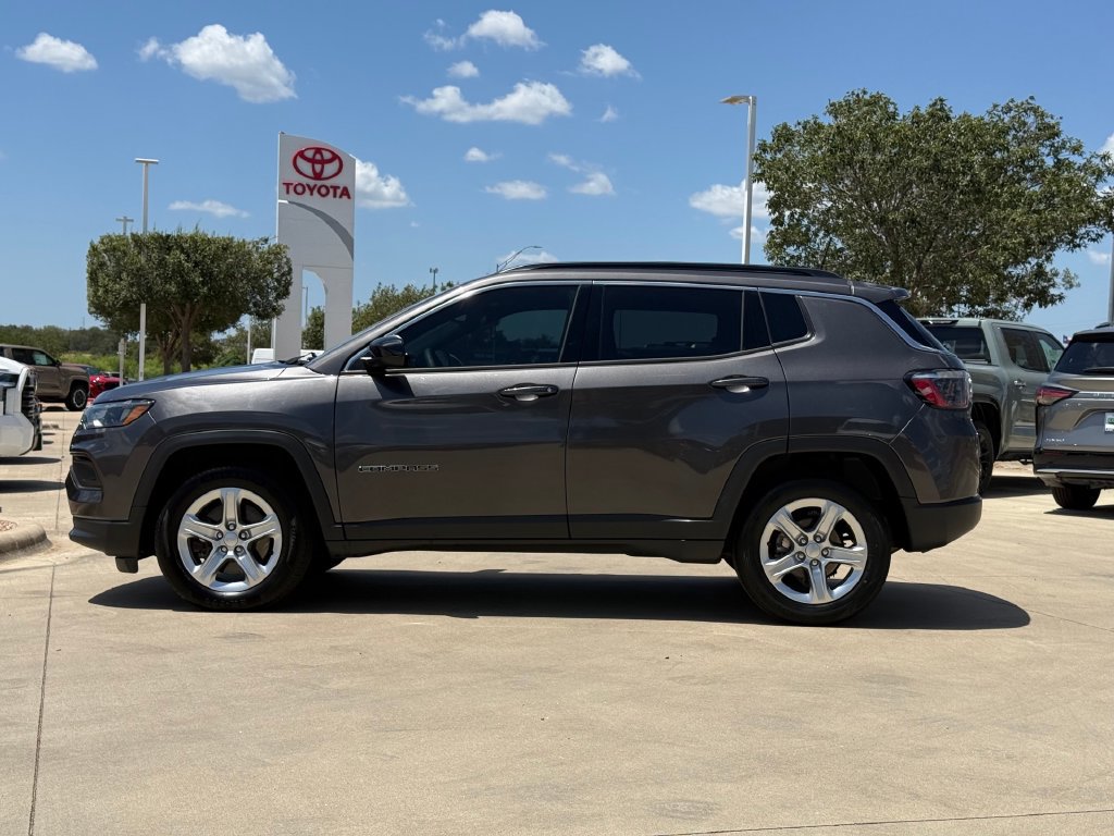 Used 2023 Jeep Compass Latitude AWD/4WD image 2