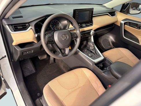 Used 2019 Toyota RAV4 LE image 4