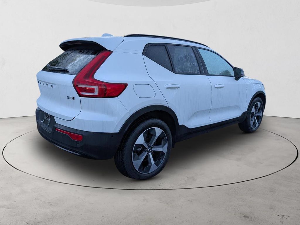 Certified 2026 Volvo XC40 B5 Plus AWD/4WD image 5