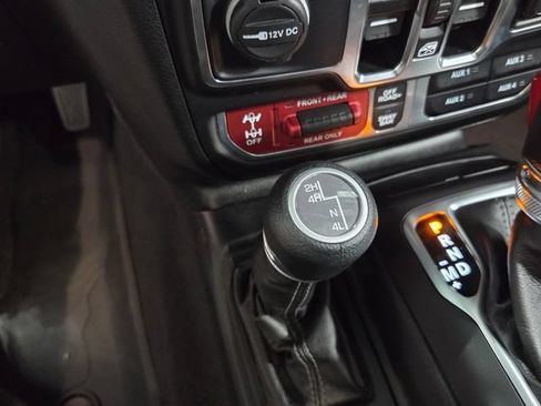Used 2025 Jeep Gladiator Rubicon w/ Convenience Group AWD/4WD image 22