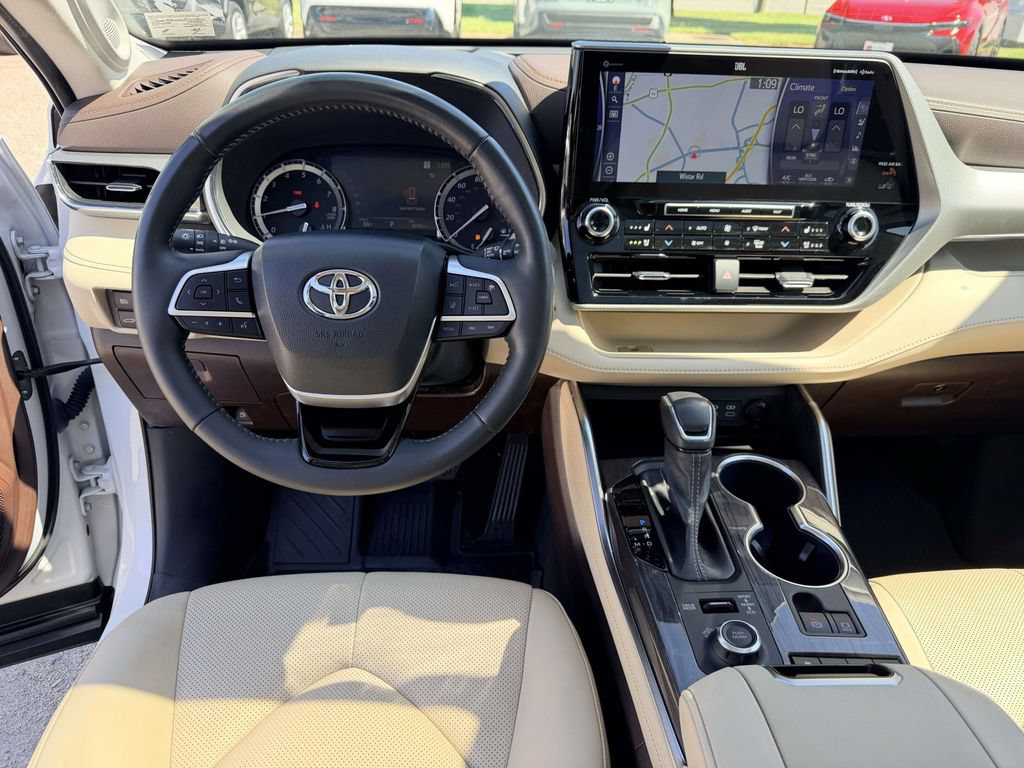 Used 2022 Toyota Highlander Platinum AWD/4WD image 2