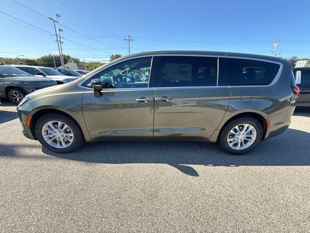 New 2027 Chrysler Pacifica Select FWD image 2